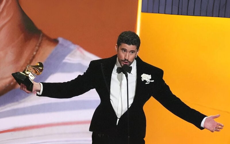 Artista recebendo prêmio no grammy 2026.