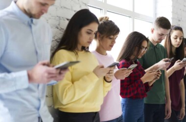 Jovens da geração z usando smartphones em grupo.