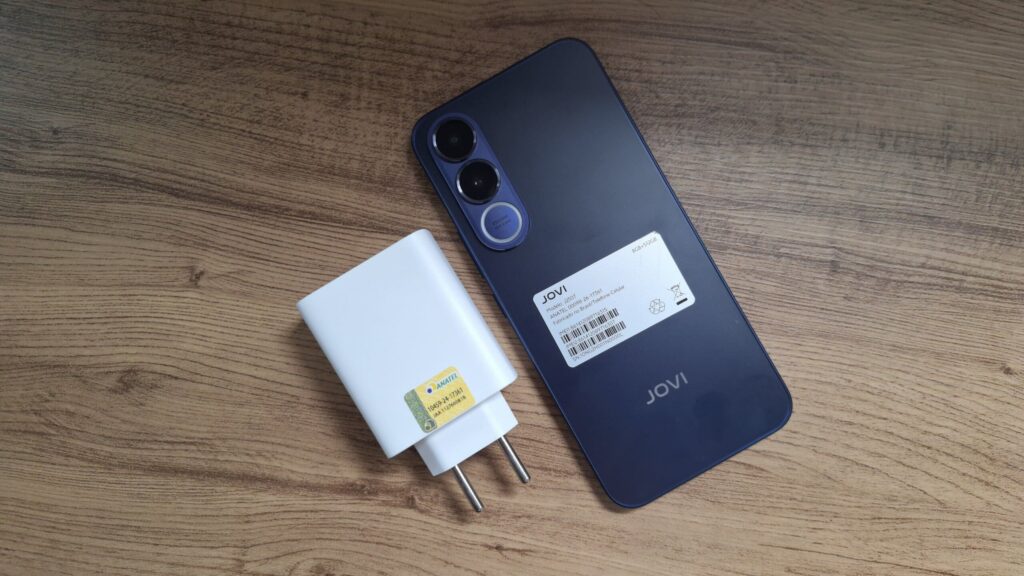 Análisis: El Jovi V70 5G tiene una batería de gran capacidad y una cámara de 200 MP. Jovi v70 5g y su cargador Flashcharge.