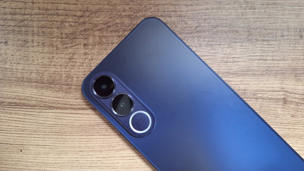 Review: jovi v70 5g tem super bateria e câmera com 200mp Parte traseira do jovi v70 5g