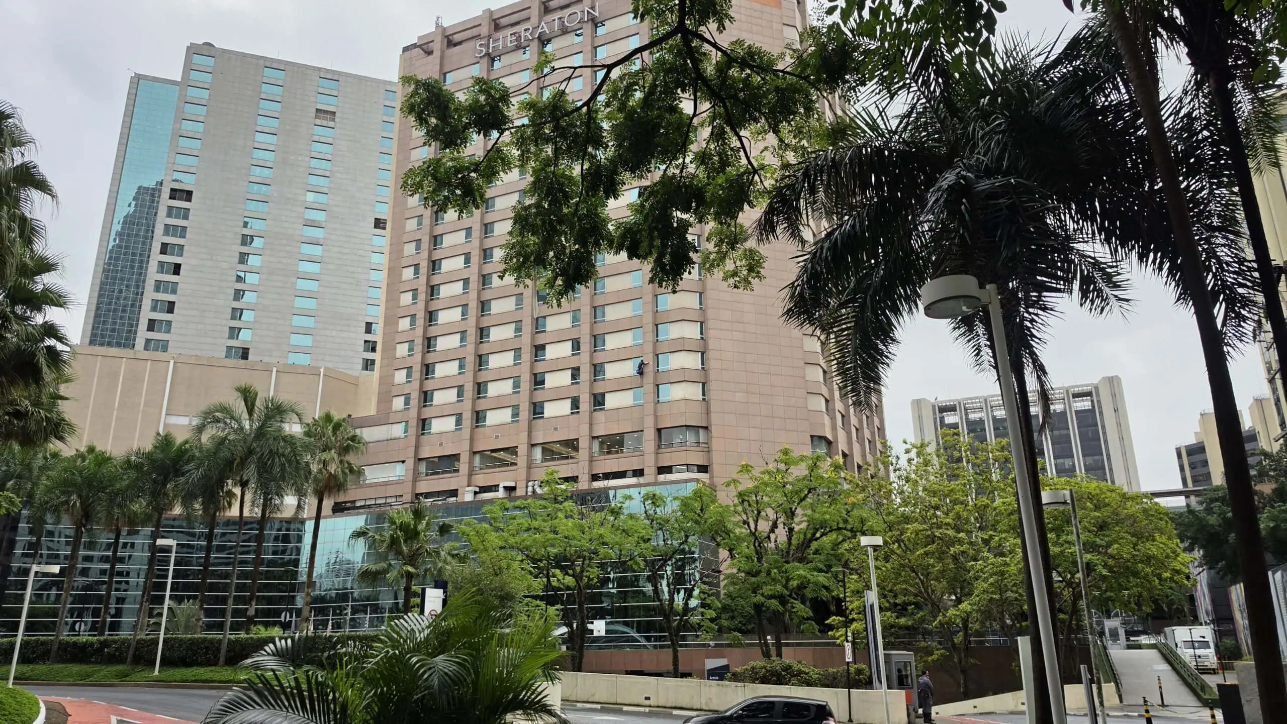 Anmeldelse: Galaxy S26 Ultra innoverer med en personvernsskjerm samtidig som den beholder utmerkede kameraer. Den nye generasjonen av Samsungs premium smarttelefon har enestående skjermpersonvernsteknologi, forbedrede kameraer og lengre batterilevetid, blant andre nye funksjoner. Se hva vi syntes om den: