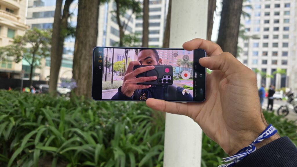 Review: galaxy s26 ultra inova com tela de privacidade e mantém ótimas câmeras Câmera frontal do galaxy s26 ultra