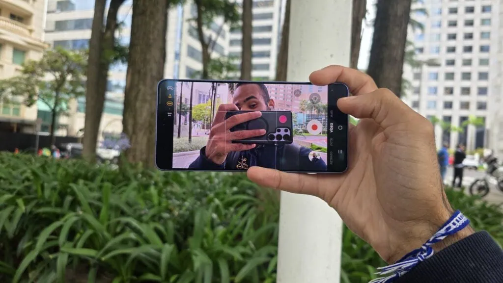 Обзор: Galaxy S26 Ultra предлагает инновационную функцию защиты конфиденциальности на экране и сохраняет отличные камеры. фронтальная камера Galaxy S26 Ultra