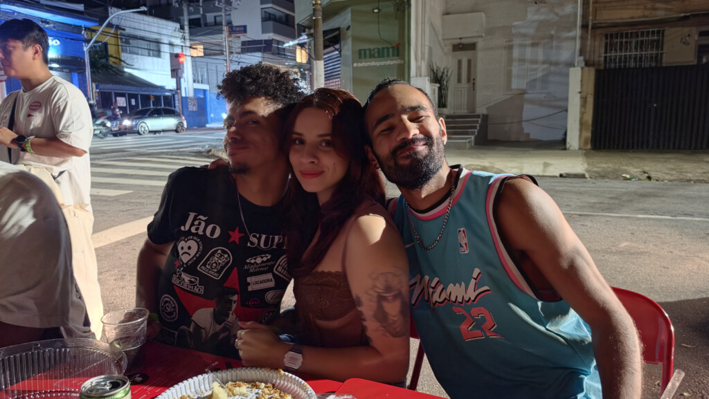 Review: galaxy s26 ultra inova com tela de privacidade e mantém ótimas câmeras Foto de trio de jovens tirada pelo galaxy s26 ultra