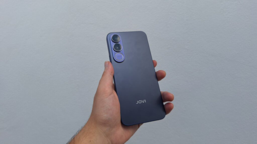 Análisis: El Jovi V70 5G tiene una batería de gran capacidad y una cámara de 200 MP. Hombre sosteniendo un Jovi V70 de 5 g.
