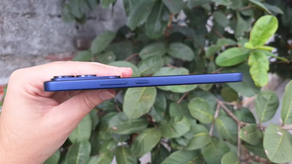 Review: jovi v70 5g tem super bateria e câmera com 200mp Parte lateral do jovi v70 5g