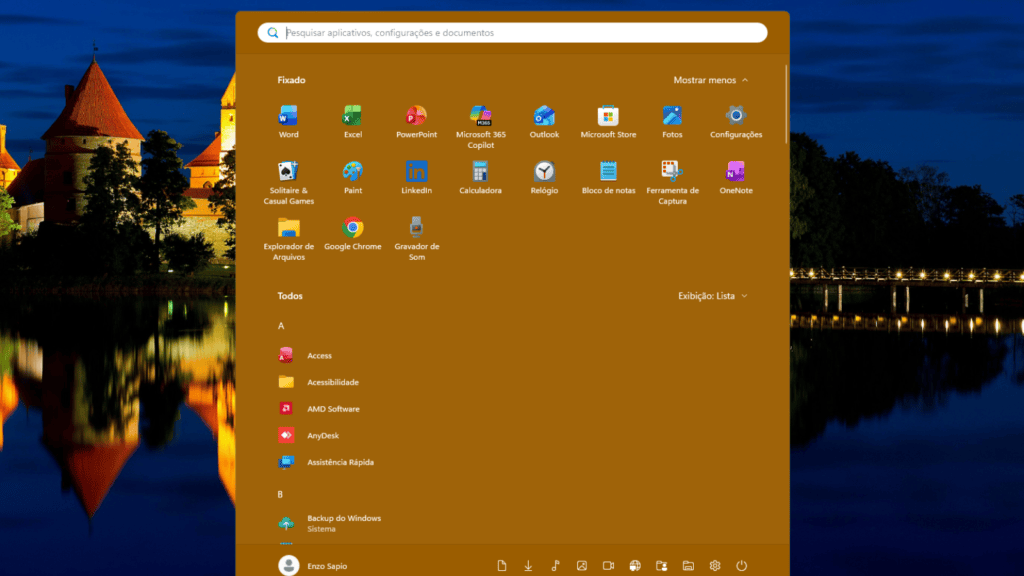 Tela do menu iniciar aberta, com aplicativos escolhidos na parte de fixados (em cima) e todos os aplicativos gerais instalados no computador (em baixo).