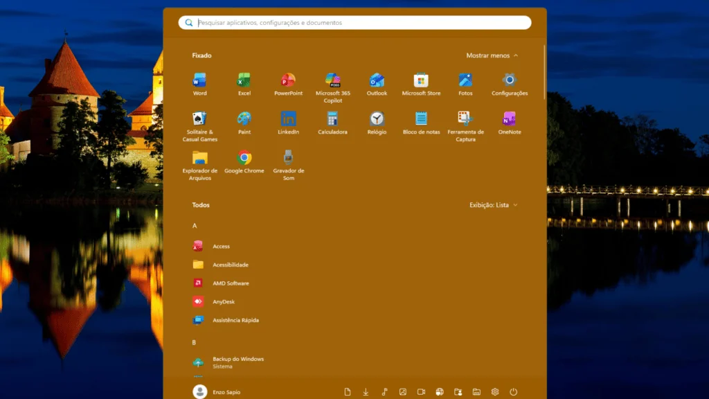 33 trucs et astuces pour améliorer Windows 11 L'écran du menu Démarrer est ouvert, avec les applications sélectionnées dans la section épinglée (en haut) et toutes les applications générales installées sur l'ordinateur (en bas).