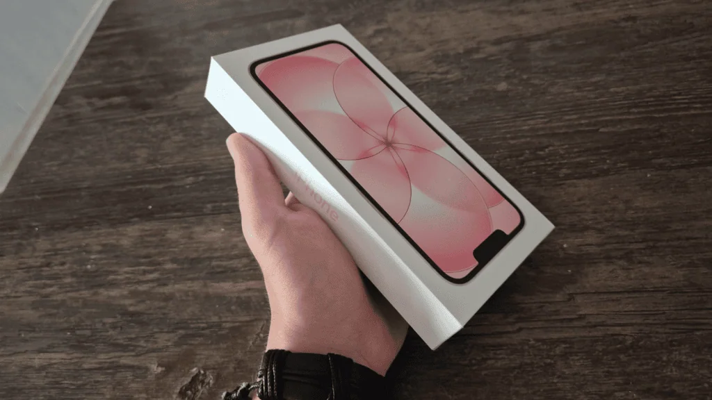 Review: iphone 17e combina economia, inovação e durabilidade Caixa de embalagem do iphone 17e. (foto: reprodução/enzo sapio/showmetech)