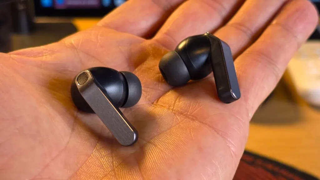 Review: galaxy buds4 pro, melhor que airpods Fones galaxy buds4 pro na palma da mão, destacando seu design compacto e moderno.