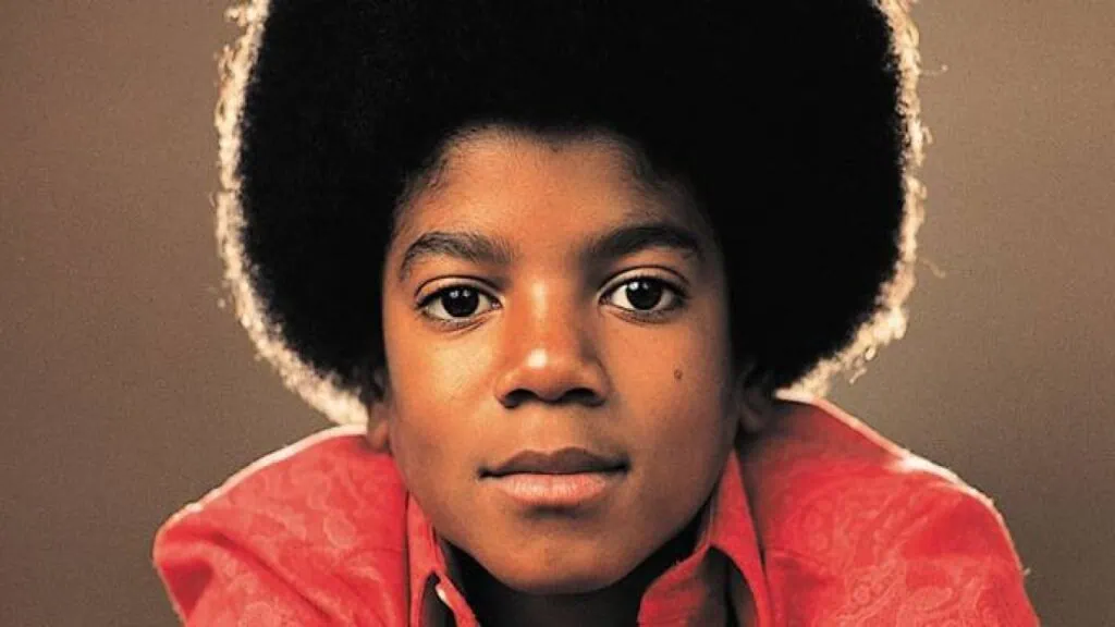 Cinebiografia de michael jackson estreia em abril. Relembre a polêmica carreira do rei do pop Imagem de michael jacson em sua infância / reprodução: internet