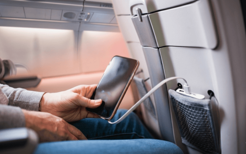 A principal delas é que o dispositivo deve estar sempre na bagagem de mão, já que baterias de lítio são proibidas na bagagem despachada. Além disso, há limites de capacidade. Modelos de até 100 wh são geralmente permitidos sem necessidade de autorização. Já dispositivos entre 101 wh e 160 wh podem ser levados apenas com aprovação prévia da companhia aérea. Acima desse valor, o transporte não é permitido em voos comerciais. Outro ponto importante é que, caso a bagagem de mão precise ser despachada no portão de embarque, o passageiro deve retirar o power bank antes, já que ele não pode ir no compartimento de carga da aeronave. O armazenamento também exige atenção. O ideal é que o power bank esteja protegido, evitando contato com objetos metálicos ou danos físicos, o que reduz o risco de curto-circuito ou superaquecimento. Em relação ao uso, algumas companhias aéreas já proíbiam utilizar ou recarregar power banks durante o voo, e limitavam a quantidade de unidades por passageiro. A partir de agora, será permitido levar apenas dois power banks por pessoa. Além disso, os dispositivos não poderão ser usados para recarregar celulares ou outros eletrônicos durante o voo