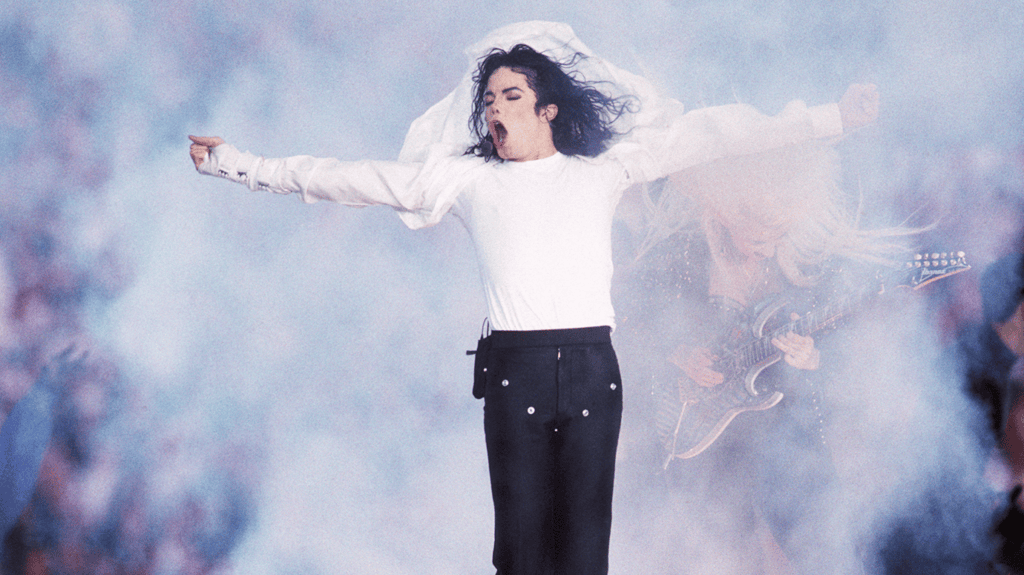 Cinebiografia de michael jackson estreia em abril. Relembre a polêmica carreira do rei do pop Michael jackson durante sua apresentação no super bowl xxvii / reprodução: internet