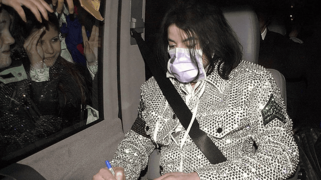 Cinebiografia de michael jackson estreia em abril. Relembre a polêmica carreira do rei do pop Michael jackson usando máscara cirúrgica em público / reprodução: internet