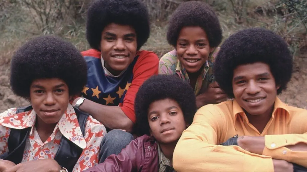 Cinebiografia de michael jackson estreia em abril. Relembre a polêmica carreira do rei do pop Os jackson 5 / reprodução: internet