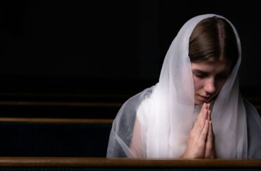 74% da população brasileira associa moralidade à crença em deus, segundo pesquisa