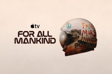 Imagem de um capacete futurista com desenhos de paz, espaço e mensagem "free mars".