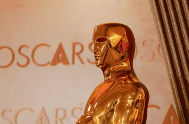 Where to watch the 2026 Oscars on TV and online. TV Globo, TNT, and HBO Max will be broadcasting from 6:30 PM, with the ceremony starting at 8:00 PM. Plan accordingly:
