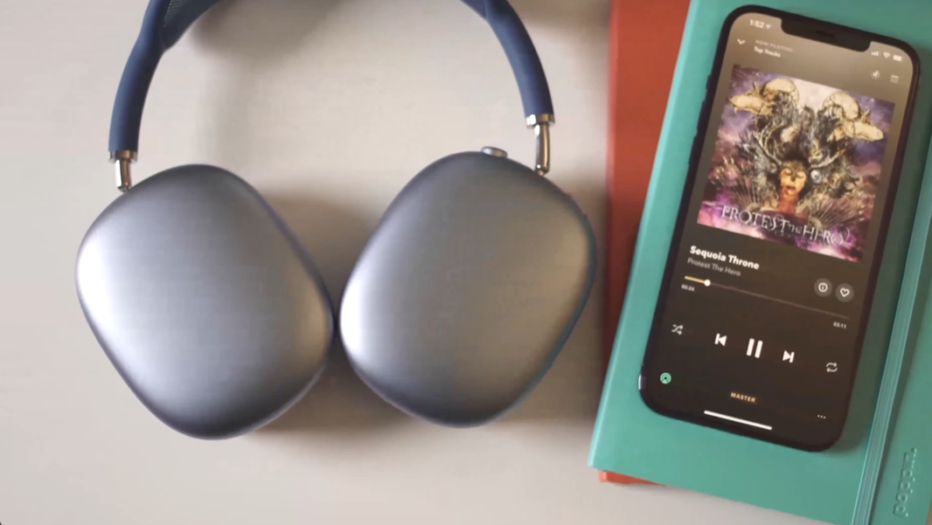 Apple anuncia airpods max 2 com chip h2 por r$ 6. 590,00 Apple anuncia airpods max 2 com chip h2 por r$ 6. 590,00