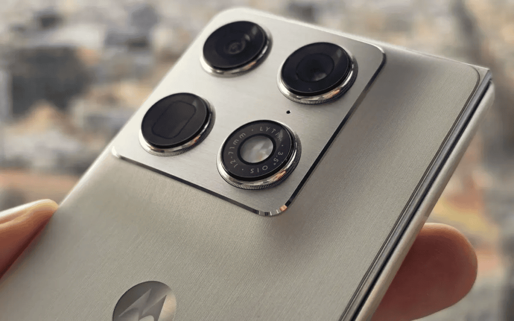 Motorola mostra razr fold na mwc 2026 Smartphone motorola razr fold com câmera tripla e acabamento elegante.