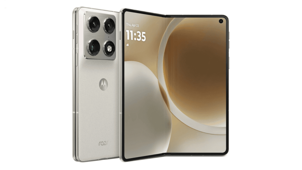 Smartphone motorola razr fold exibido na mwc 2026, com design dobrável e tela grande.
