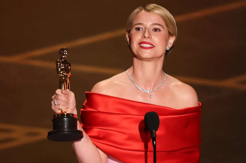 Bekijk de complete lijst met winnaars van de Oscars van 2026. Jessie Buckley met de prijs voor Beste Actrice voor haar rol in Hamnet.