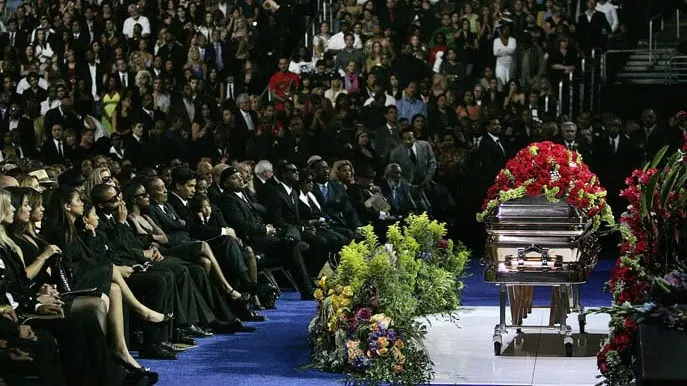 Cinebiografia de michael jackson estreia em abril. Relembre a polêmica carreira do rei do pop Memorial público realizado no staples center / reprodução: internet