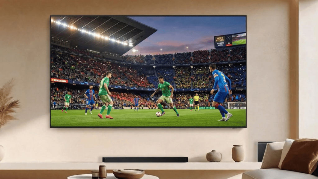Imagem de uma partida de futebol em uma smart tv samsung com modo estádio ativado.