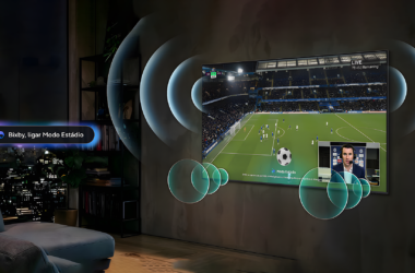 Tela de smart tv exibindo jogo de futebol com modo estádio ativado, som surround e efeitos visuais.