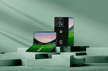 Razr fold da motorola exibido no mwc 2026, destaque na inovação de smartphones dobráveis.