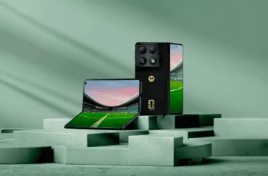 Razr fold da motorola exibido no mwc 2026, destaque na inovação de smartphones dobráveis.