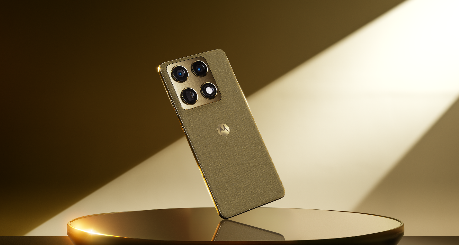 Smartphone motorola signature com design sofisticado e câmeras avançadas, agora disponível no brasil.