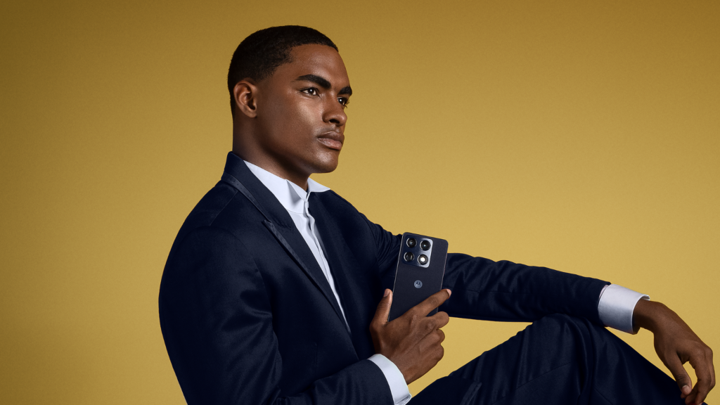 Jovem usando o motorola signature, smartphone de alta tecnologia e design sofisticado.