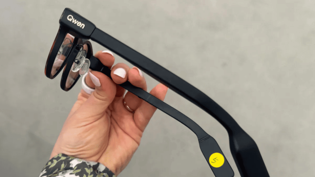 Mwc 2026: veja os destaques da feira de tecnologia! Óculos qwen com visor transparente e design moderno, destaque na feira de tecnologia mwc 2026.