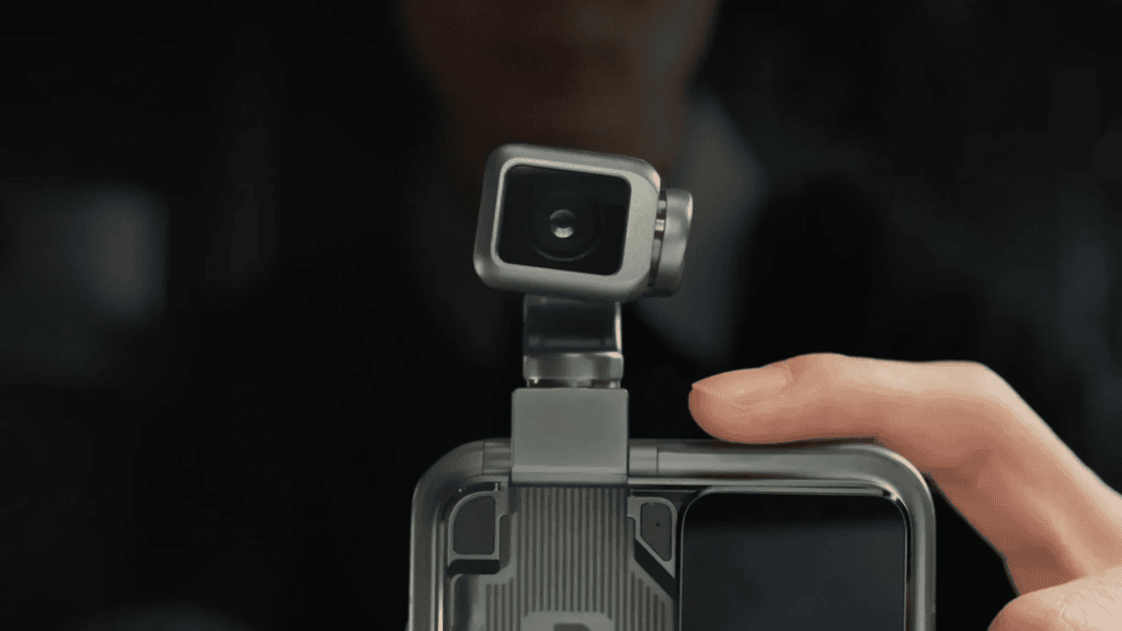 MWC 2026: Scopri i momenti salienti della fiera tecnologica! Una videocamera professionale in funzione alla fiera tecnologica MWC 2026.