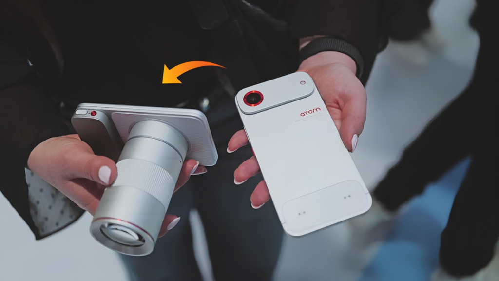 Mwc 2026: veja os destaques da feira de tecnologia! Pessoa segurando smartphone com câmera inovadora na feira de tecnologia.