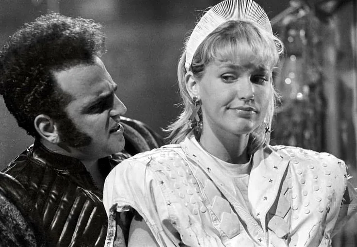 سوبر شوكسا ضدّ الأرواح الهابطة بدقة 4K: أين تشاهد الفيلم الكلاسيكي والحقائق الشيقة حول عملية الترميم غيلهيرمي كاران في دور شخصية كئيبة وشوكسا في مشهد من الفيلم.