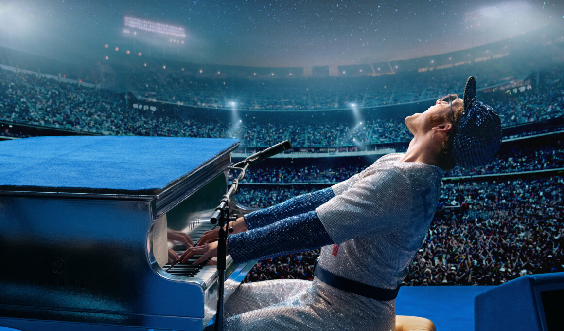 Ator taron egerton como elton john em uma das melhores cinebiografias, rocketman