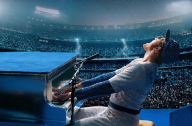 Ator taron egerton como elton john em uma das melhores cinebiografias, rocketman