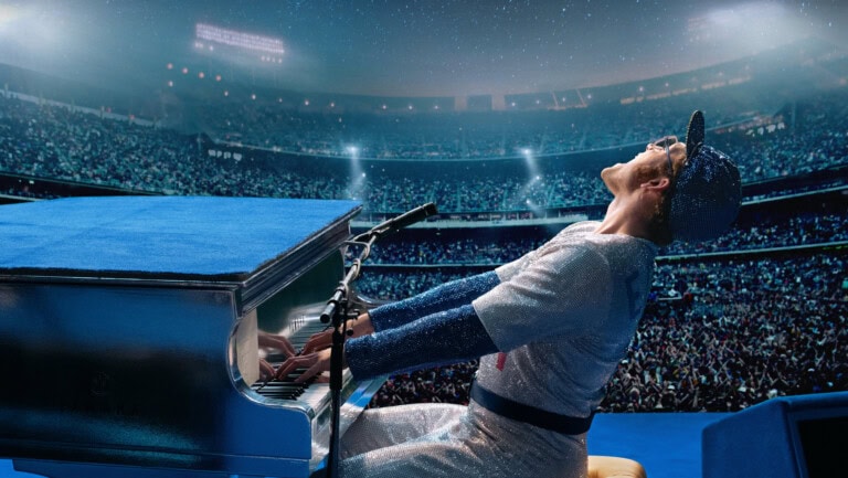 Ator taron egerton como elton john em uma das melhores cinebiografias, rocketman