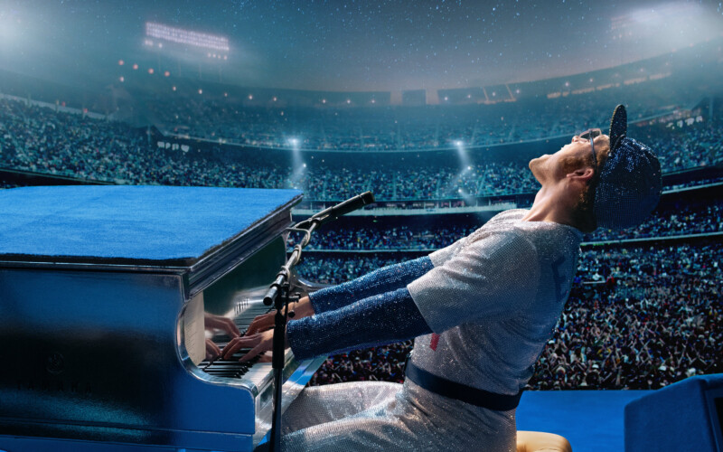 Ator taron egerton como elton john em uma das melhores cinebiografias, rocketman