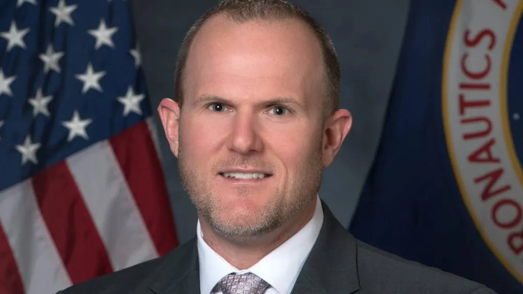 НАСА объявляет о беспрецедентной миссии на Марс с использованием космического аппарата с ядерным двигателем. Стив Синакор, руководитель программы НАСА по изучению энергии деления на поверхности Земли.