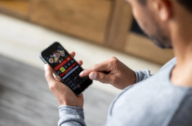 Homem com vício em apostas usando celular