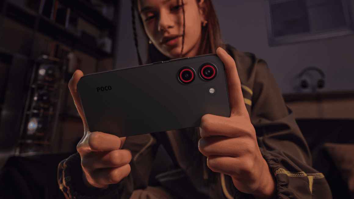 Mulher usando xiaomi poco x8 pro