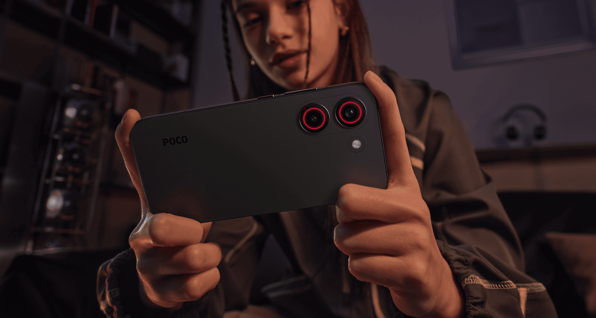 Mulher usando xiaomi poco x8 pro