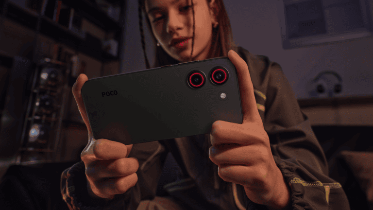 Mulher usando xiaomi poco x8 pro