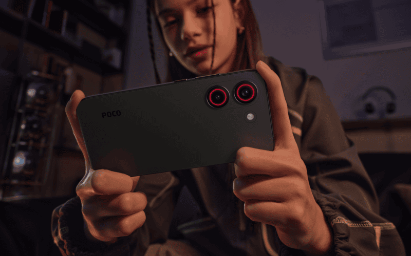 Mulher usando xiaomi poco x8 pro