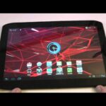 Tablet motorola xoom 2 com tela de fundo vermelha e ícones de aplicativos.