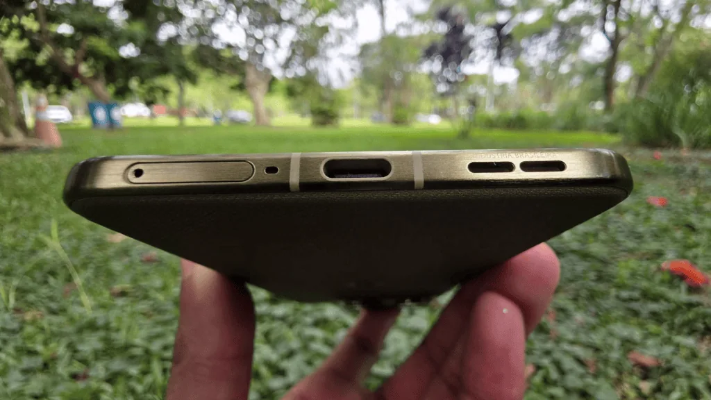 Análisis: El Motorola Signature es una obra maestra en cuanto a rendimiento de la cámara y la batería. Salida de audio trasera Motorola Signature
