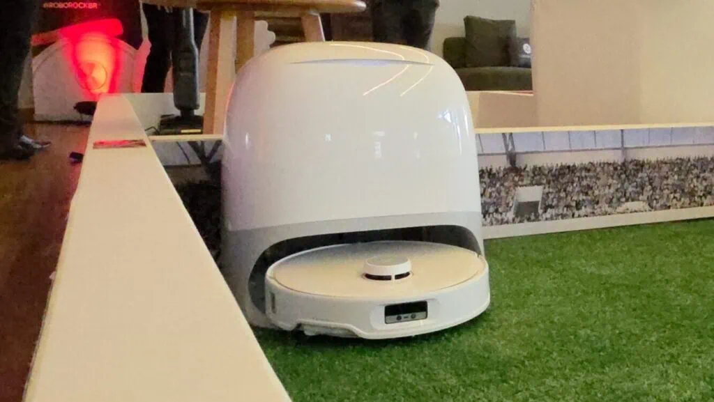Roborock debuts in Brazil with robot vacuum cleaners, floor cleaners, and even smart lawnmowers. Roborock qrevo curv